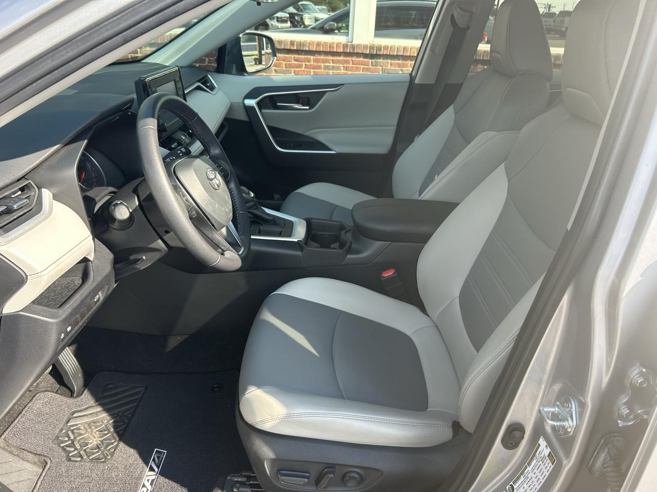 Toyota RAV4 XLE Premium FWD (Natl) 2021