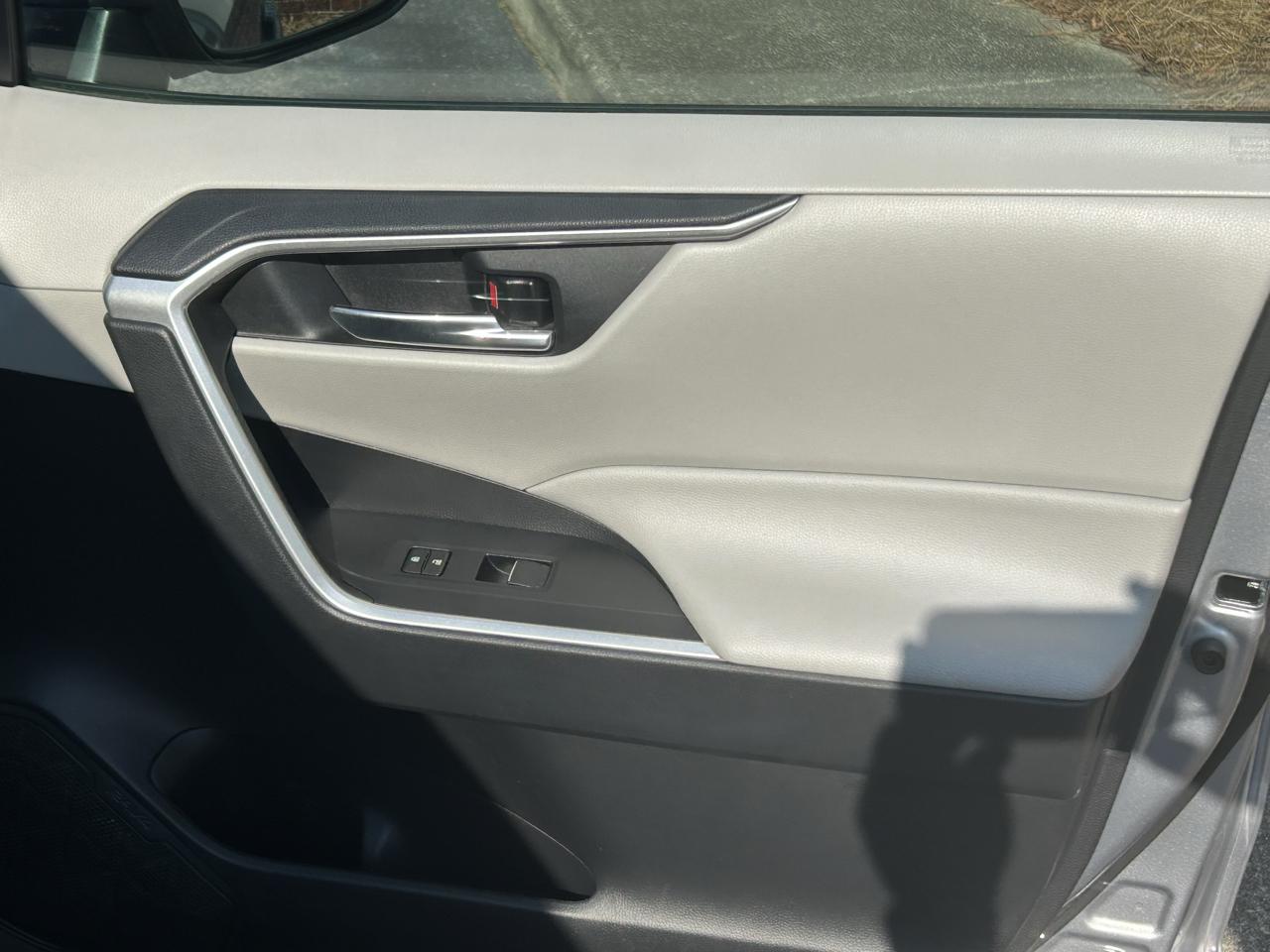 Toyota RAV4 XLE Premium FWD (Natl) 2021
