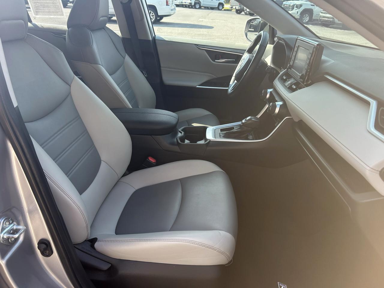 Toyota RAV4 XLE Premium FWD (Natl) 2021