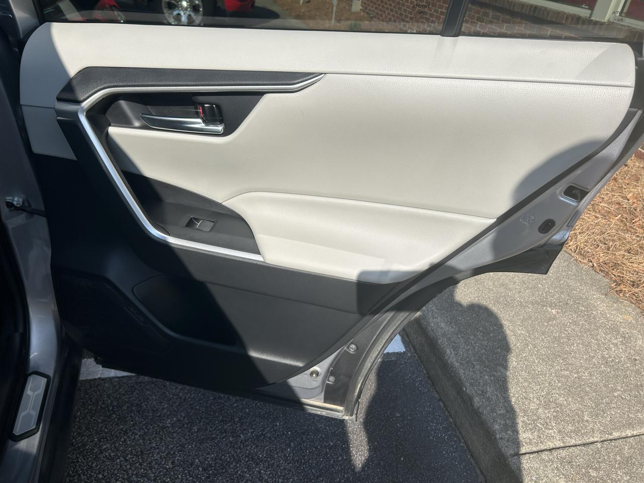 Toyota RAV4 XLE Premium FWD (Natl) 2021