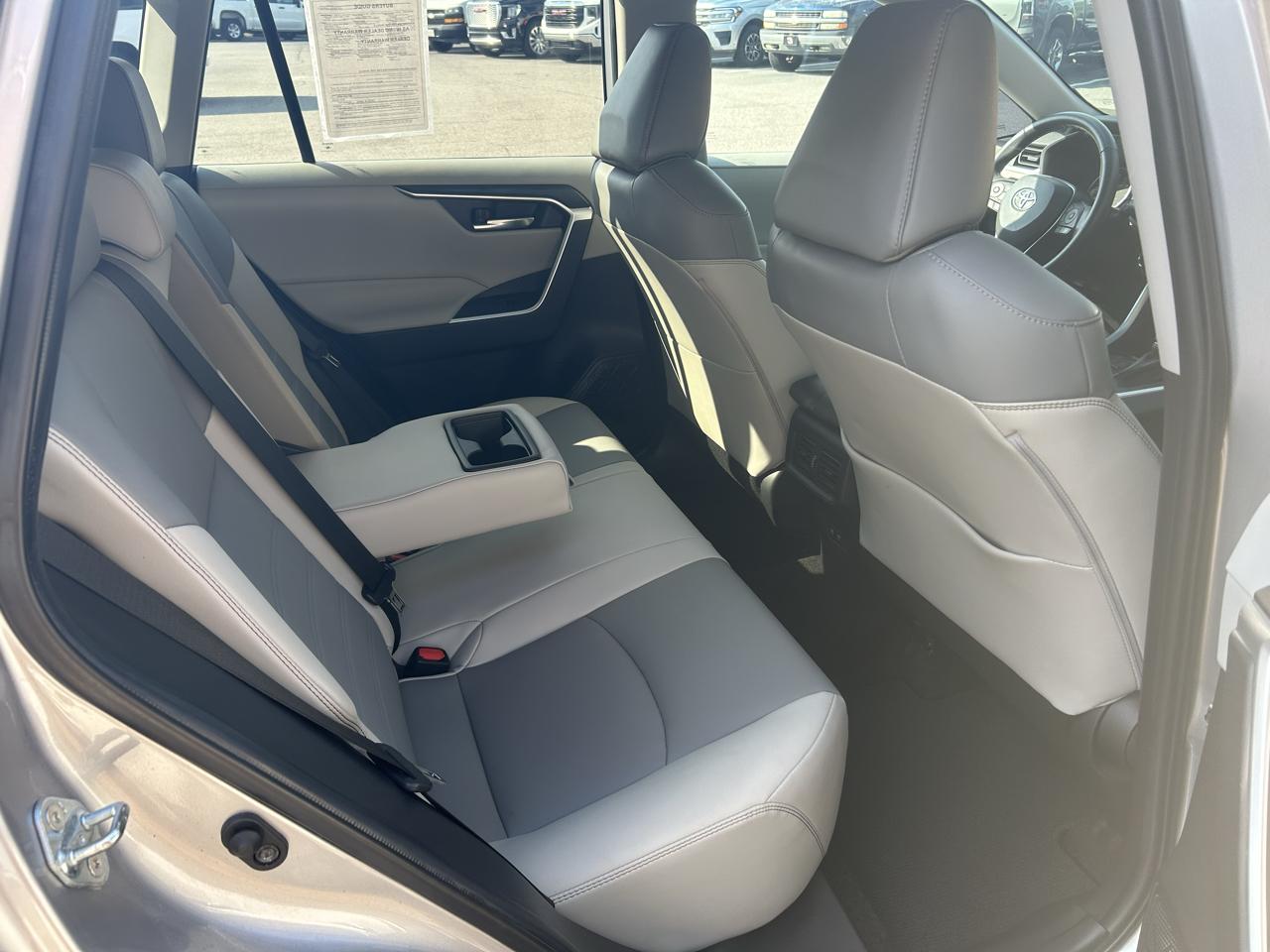 Toyota RAV4 XLE Premium FWD (Natl) 2021