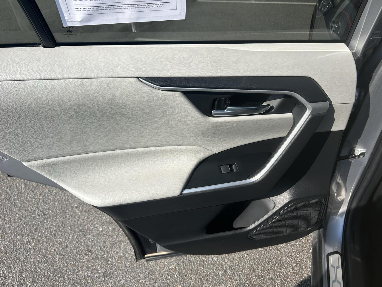 Toyota RAV4 XLE Premium FWD (Natl) 2021