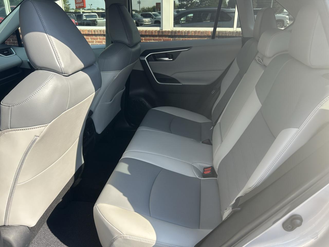 Toyota RAV4 XLE Premium FWD (Natl) 2021