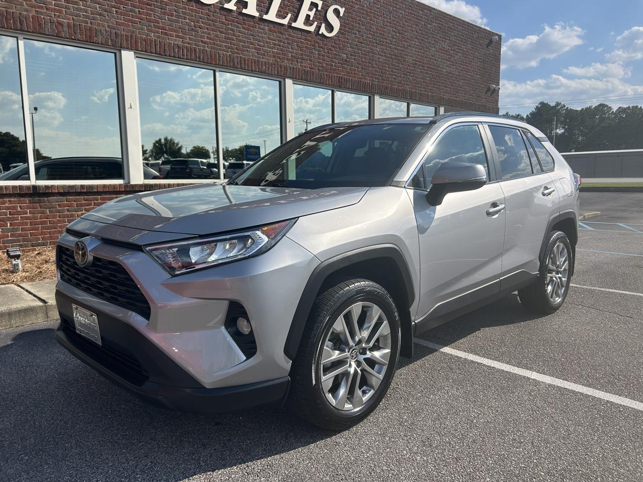 Toyota RAV4 XLE Premium FWD (Natl) 2021