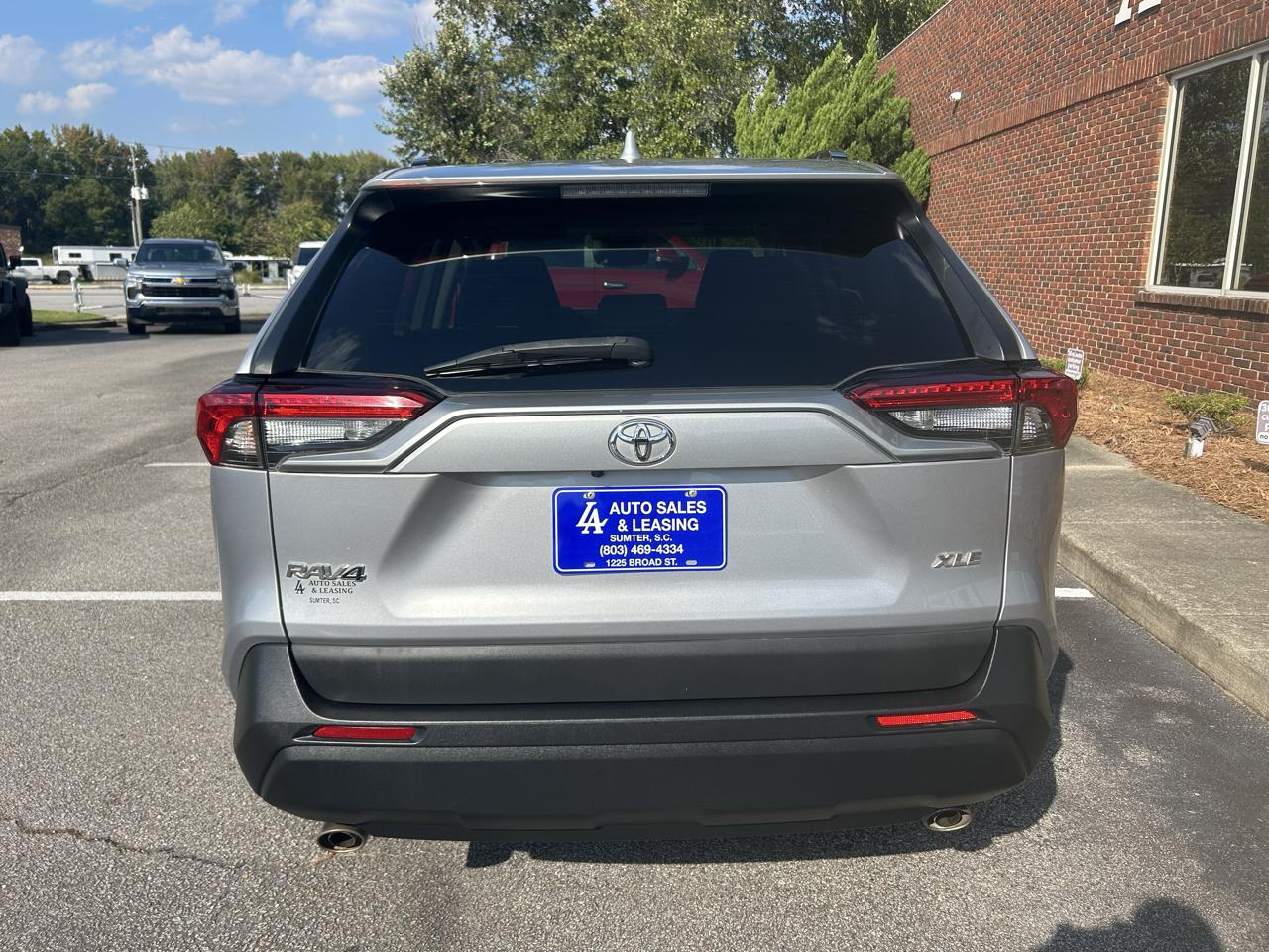 Toyota RAV4 XLE Premium FWD (Natl) 2021
