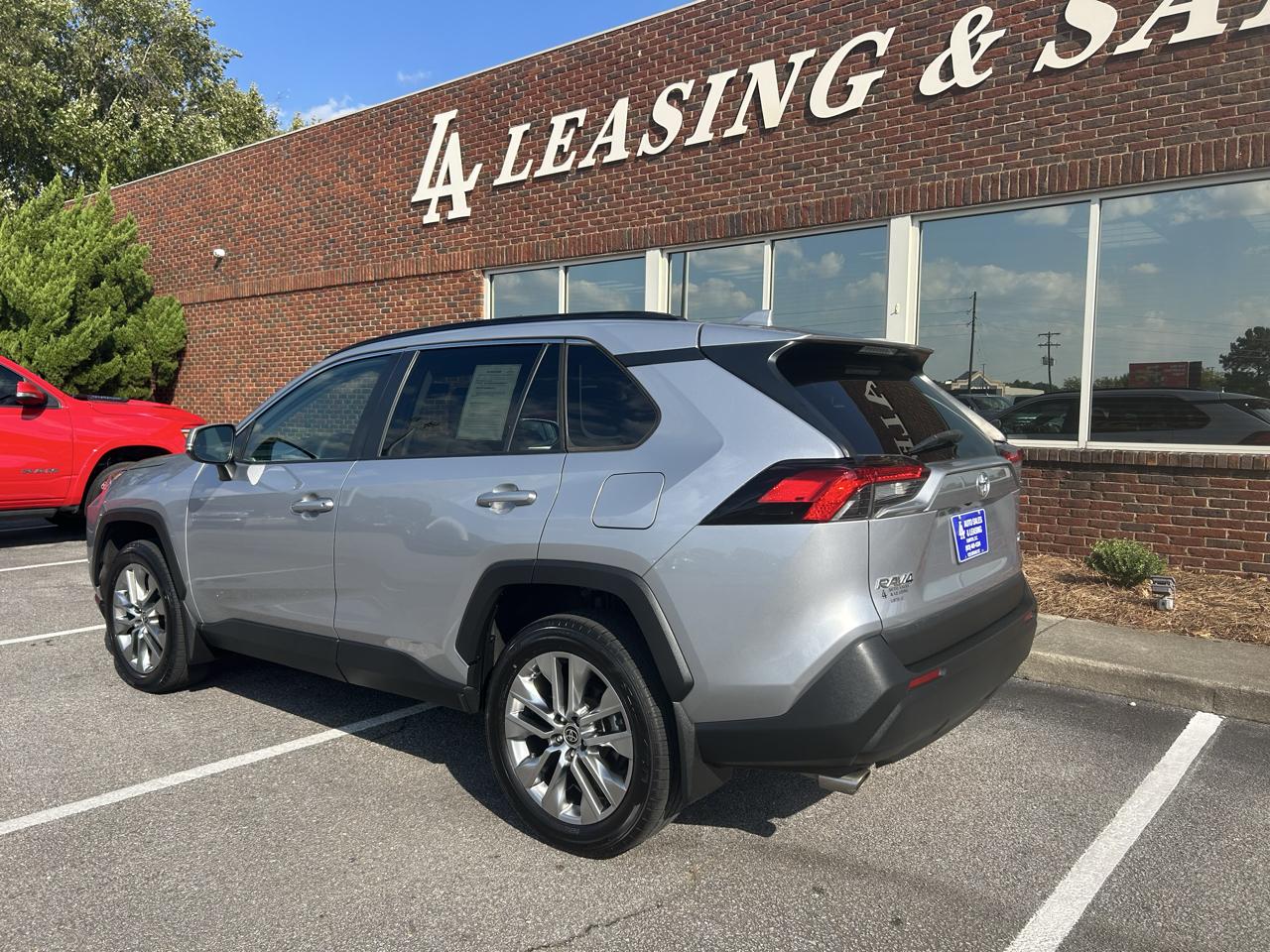 Toyota RAV4 XLE Premium FWD (Natl) 2021