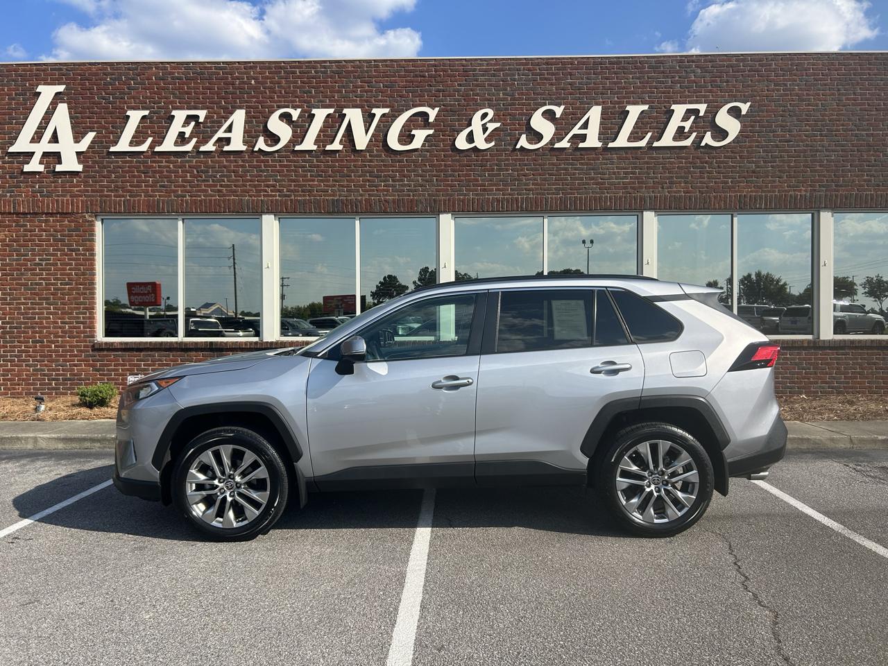 Toyota RAV4 XLE Premium FWD (Natl) 2021