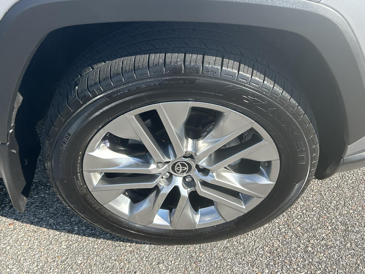 Toyota RAV4 XLE Premium FWD (Natl) 2021