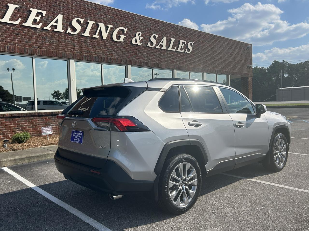 Toyota RAV4 XLE Premium FWD (Natl) 2021