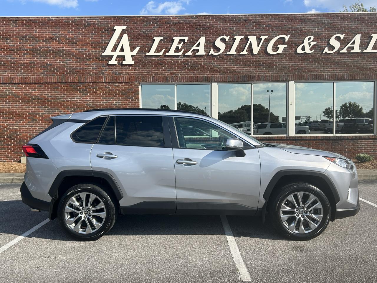 Toyota RAV4 XLE Premium FWD (Natl) 2021