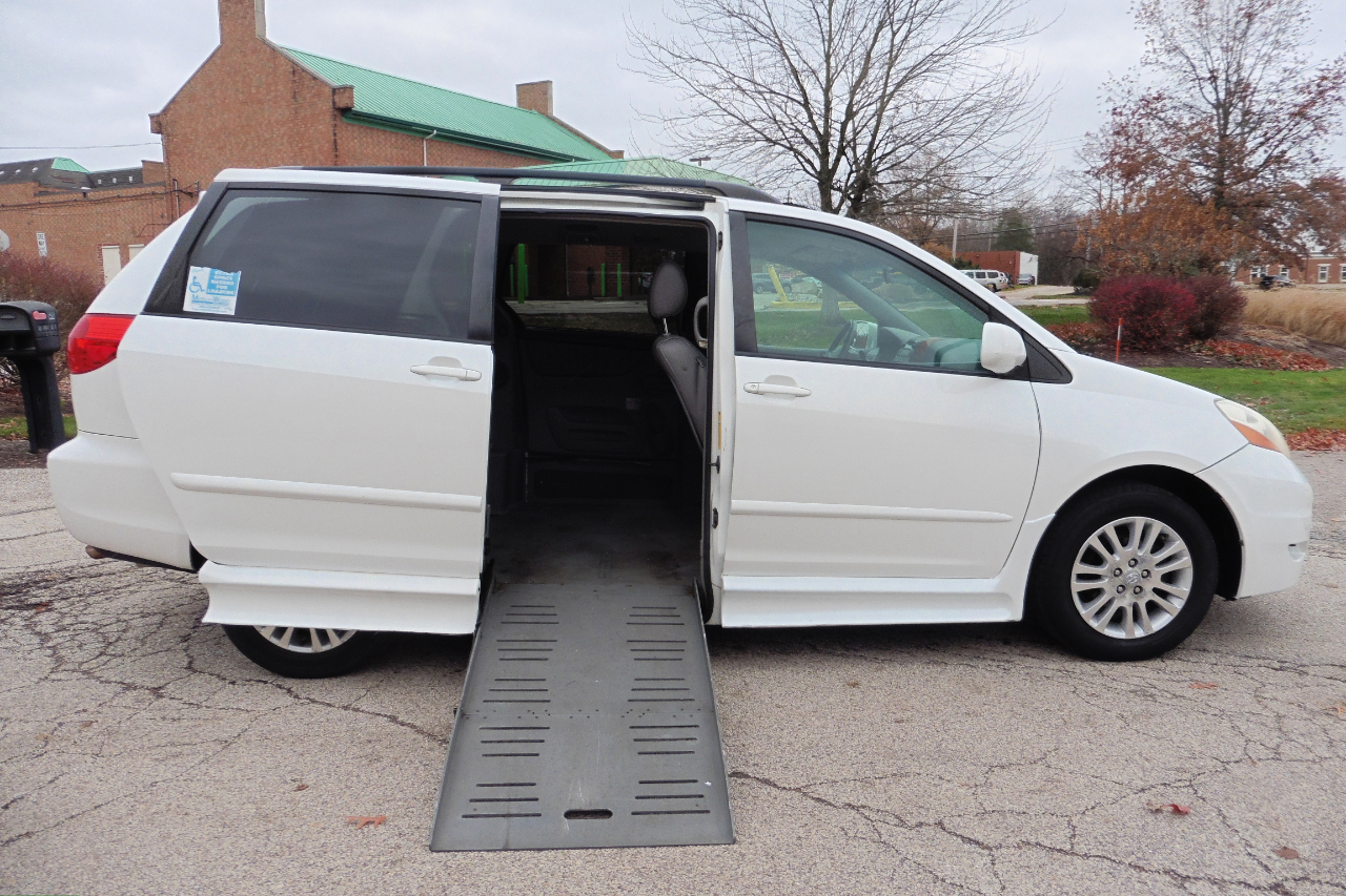 2009 Toyota Sienna XLE photo 2