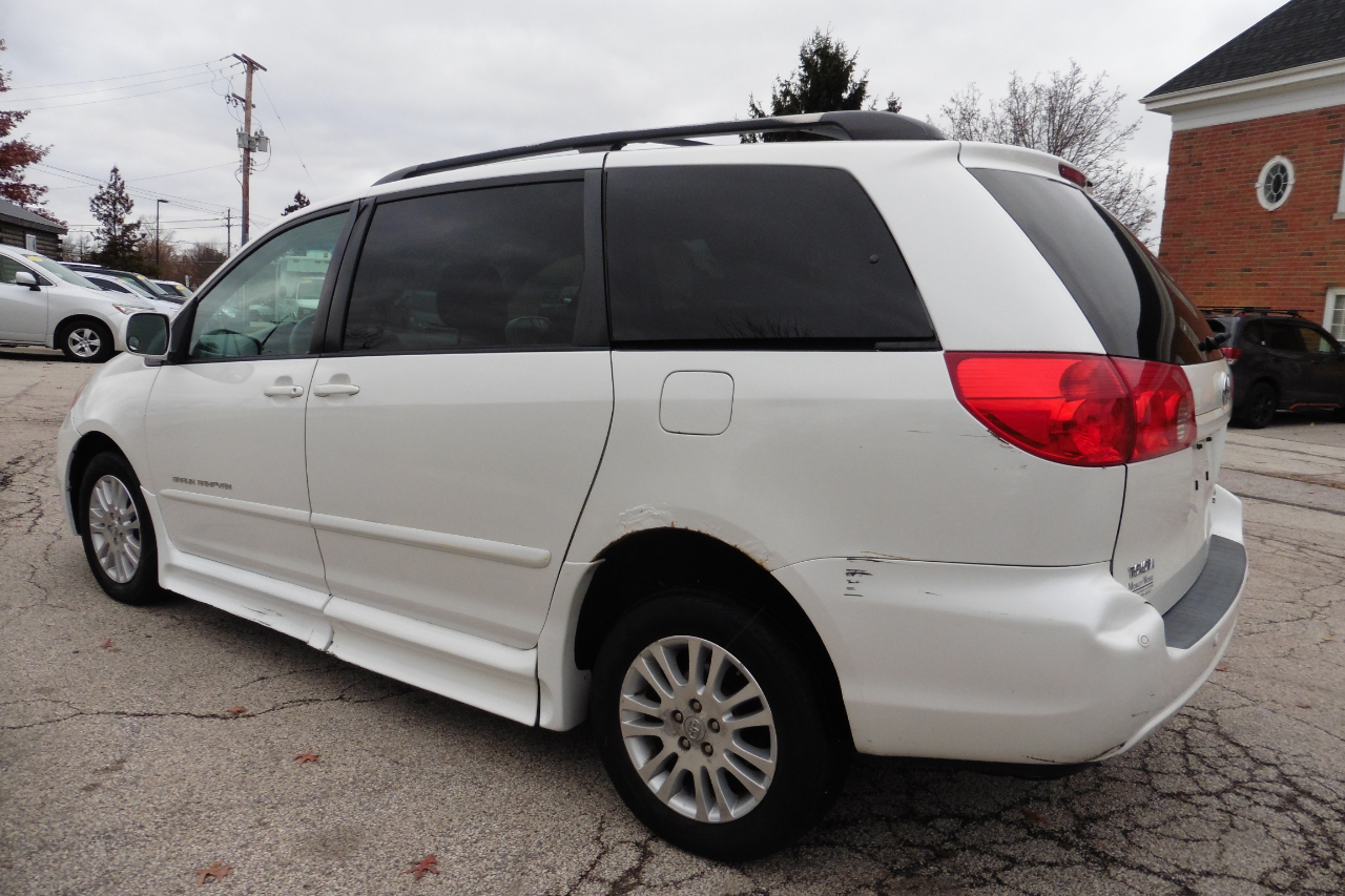 2009 Toyota Sienna XLE photo 3