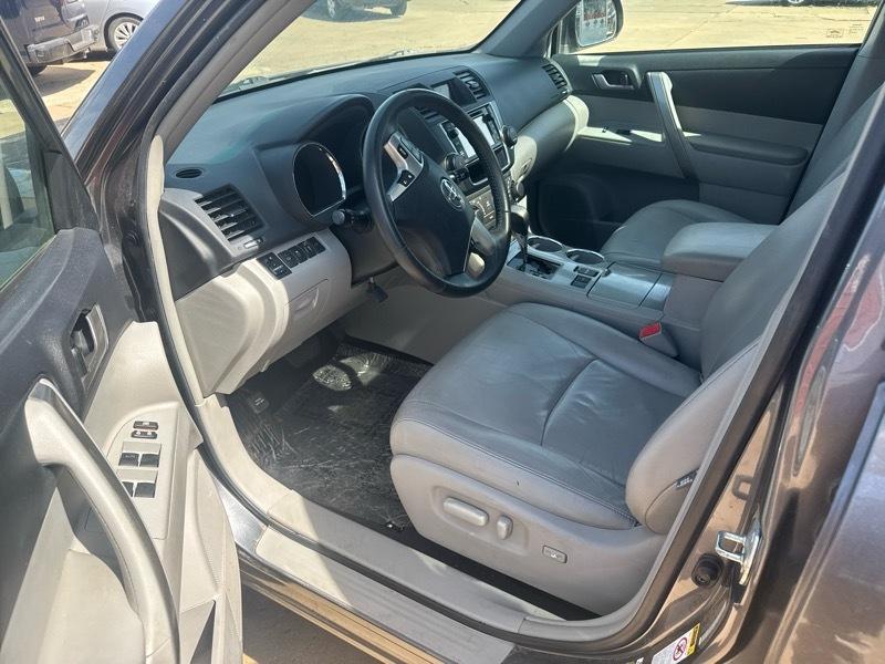 Toyota Highlander Base 2WD V6 2013