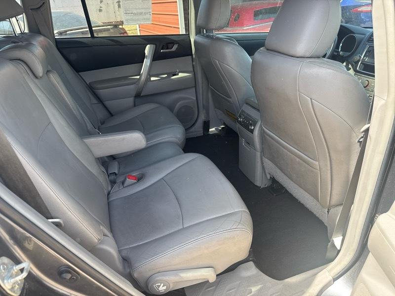 Toyota Highlander Base 2WD V6 2013