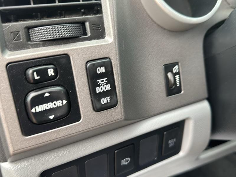 Toyota Sequoia SR5 5.7L 4WD FFV 2013