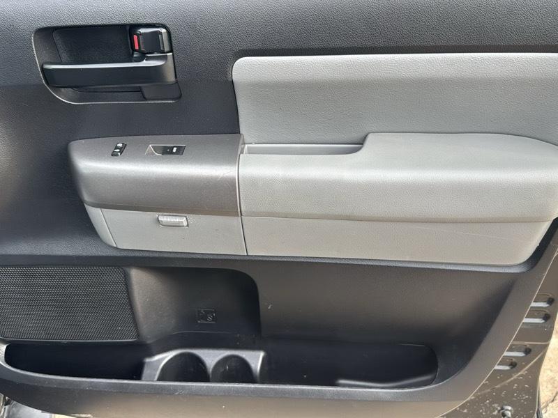 Toyota Sequoia SR5 5.7L 4WD FFV 2013