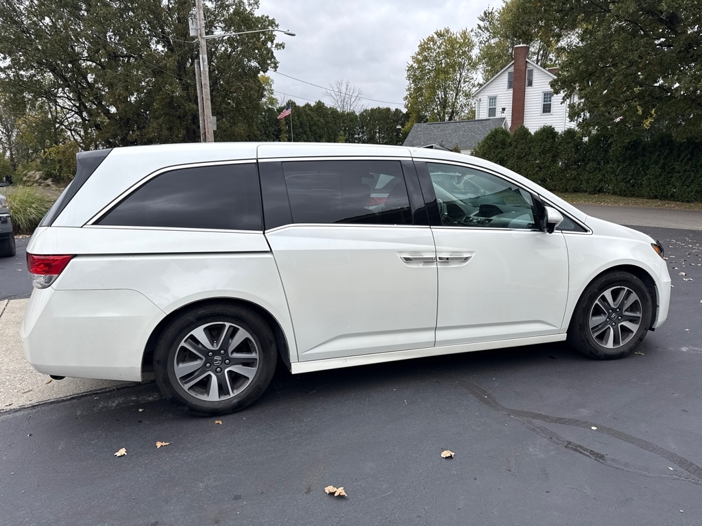 2014 Honda Odyssey Touring photo 3