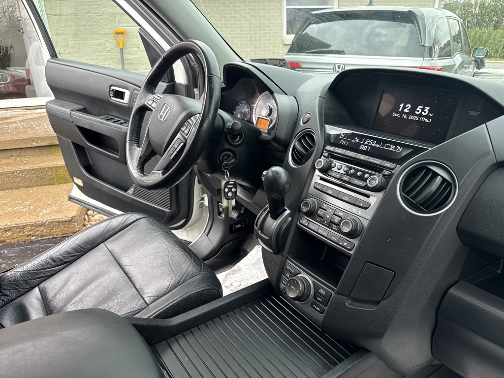 Honda Pilot Touring 4WD 5-Spd AT with DVD 2015