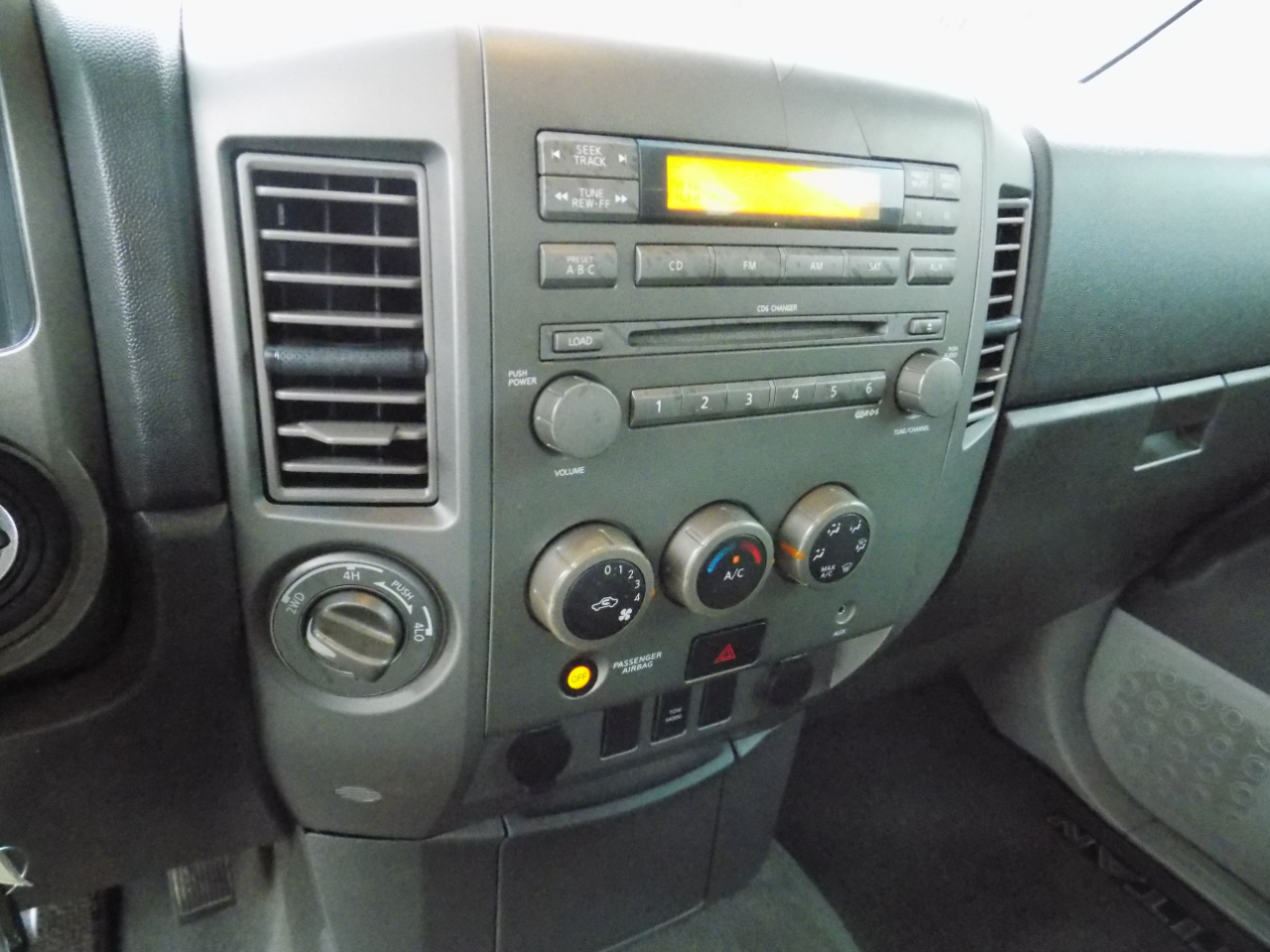 Nissan Titan XE Crew Cab 4WD 2004 Nissan Titan XE Crew Cab 4WD 2004