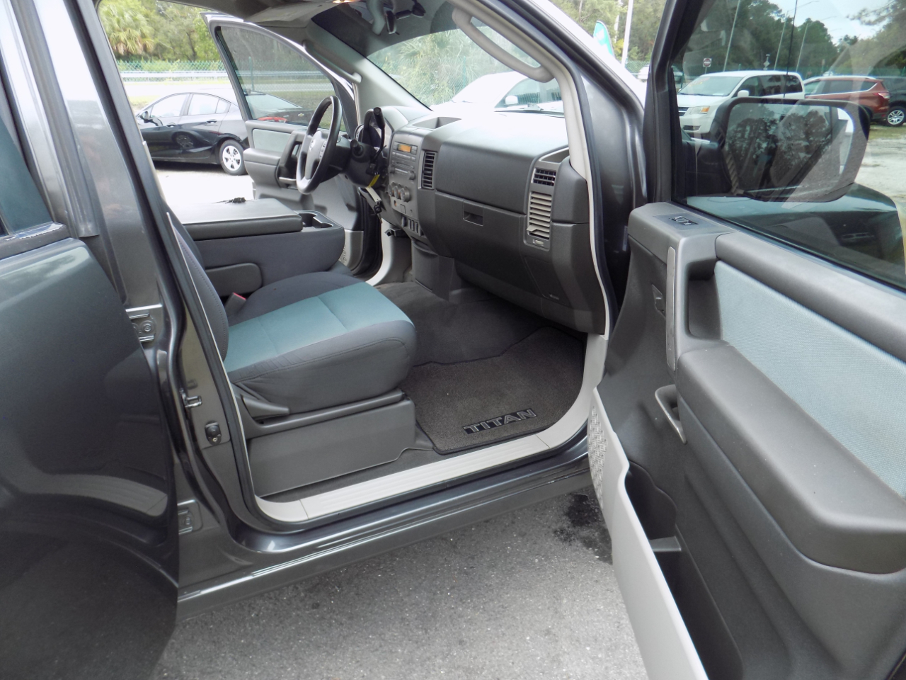 Nissan Titan XE Crew Cab 4WD 2004 Nissan Titan XE Crew Cab 4WD 2004