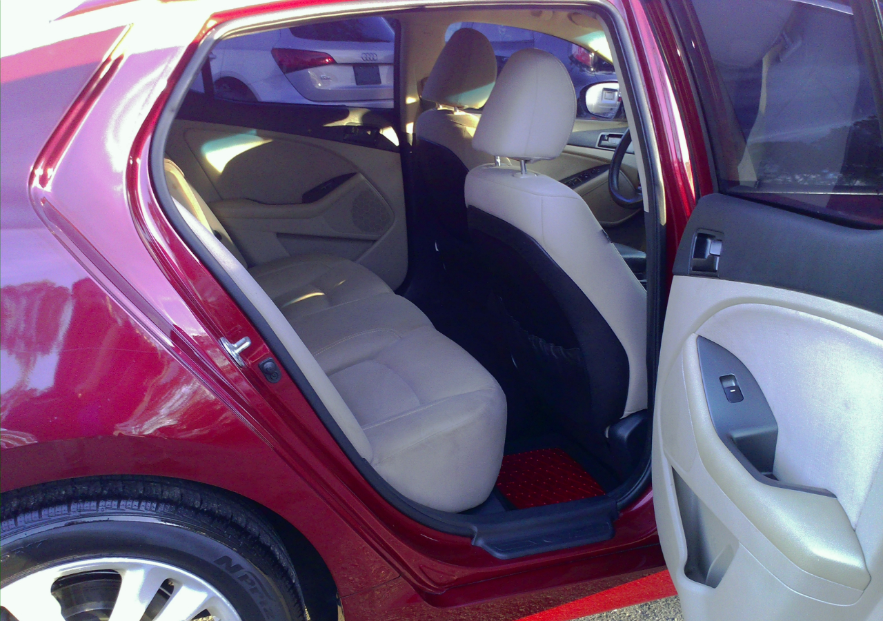 Kia Optima LX MT 2012