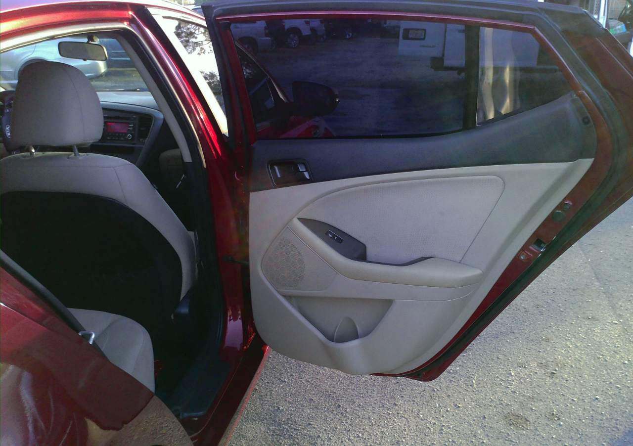 Kia Optima LX MT 2012