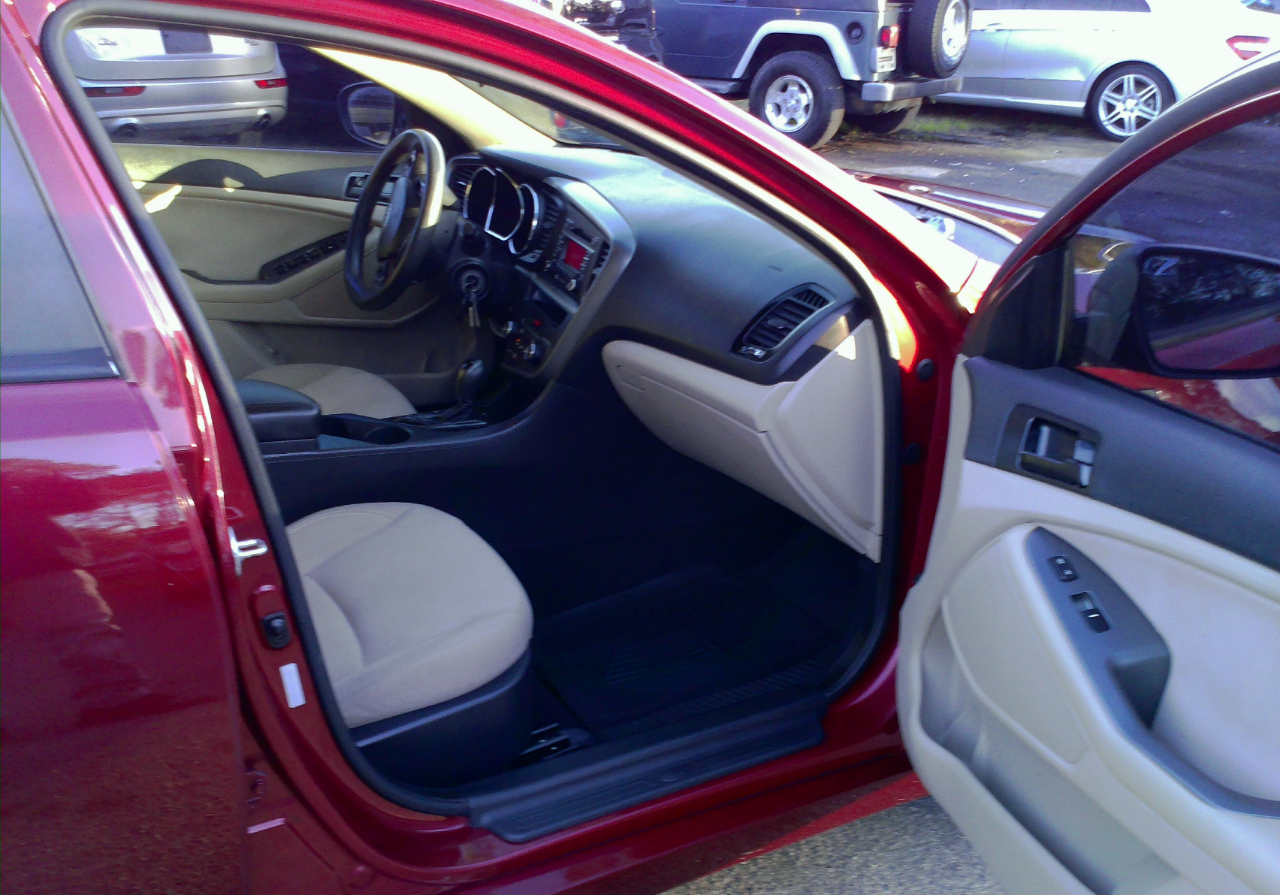 Kia Optima LX MT 2012