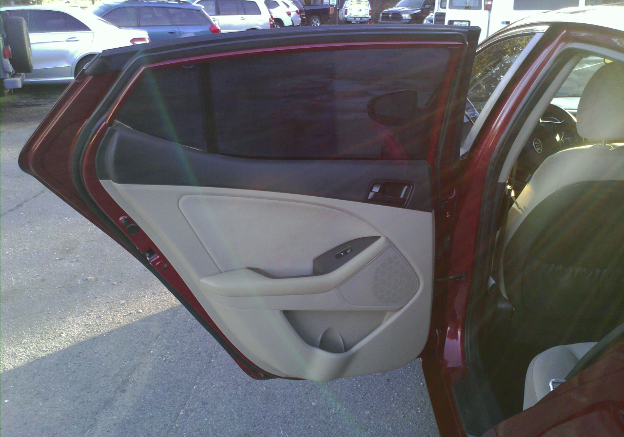 Kia Optima LX MT 2012