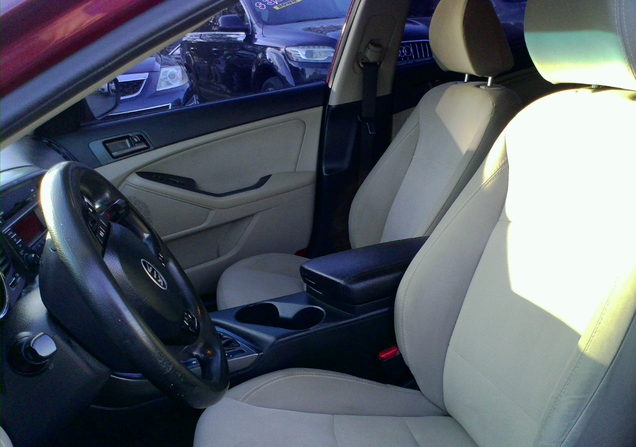 Kia Optima LX MT 2012