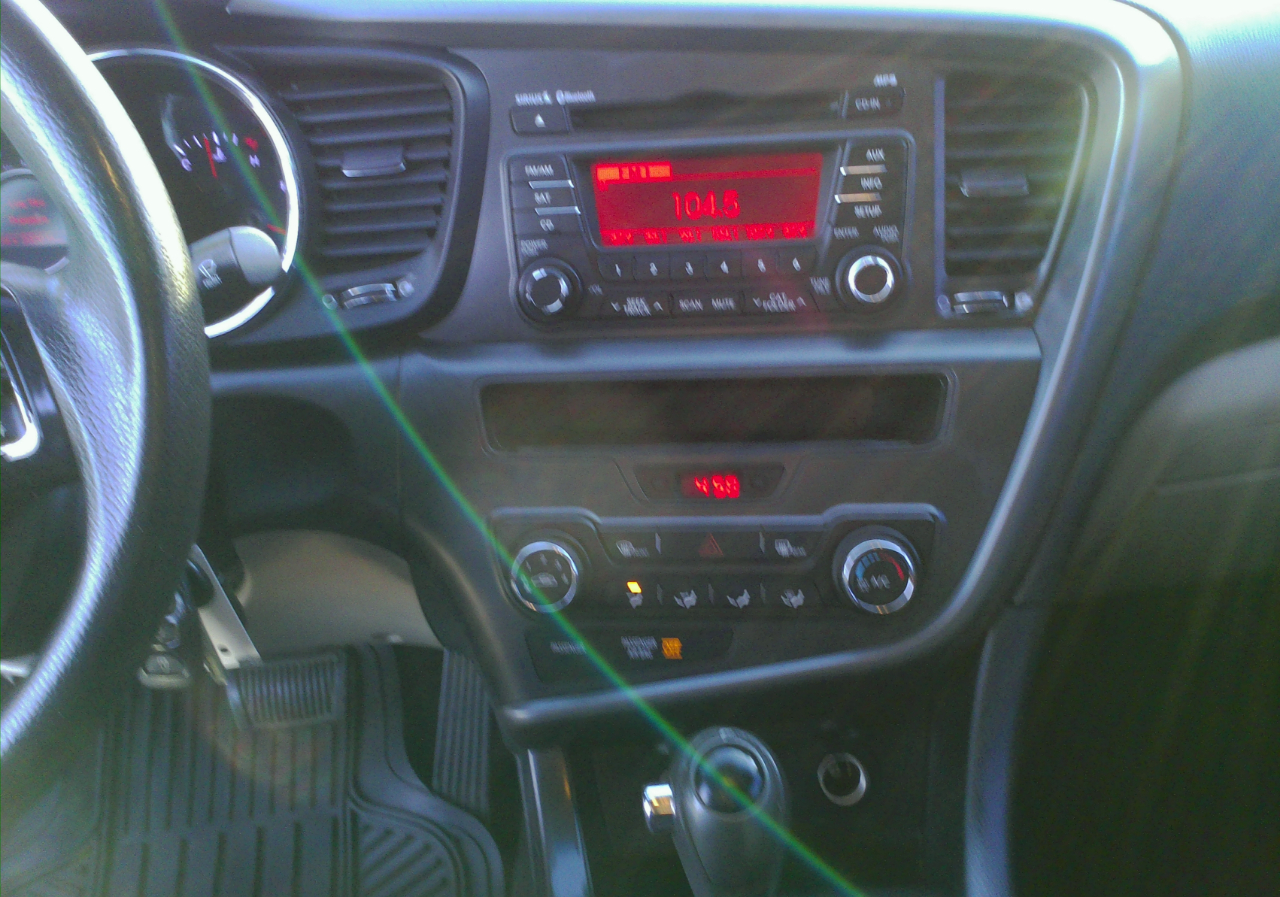 Kia Optima LX MT 2012