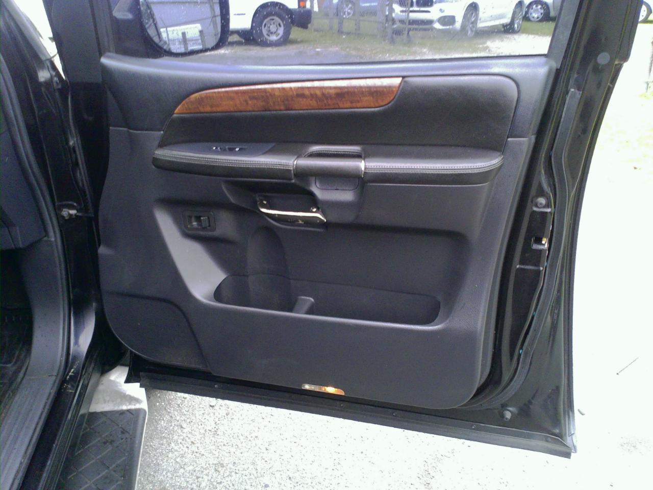 Nissan Armada Platinum 4WD 2012