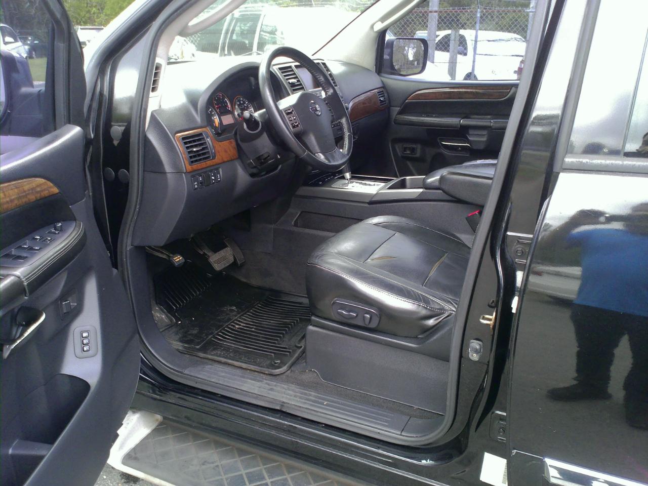 Nissan Armada Platinum 4WD 2012