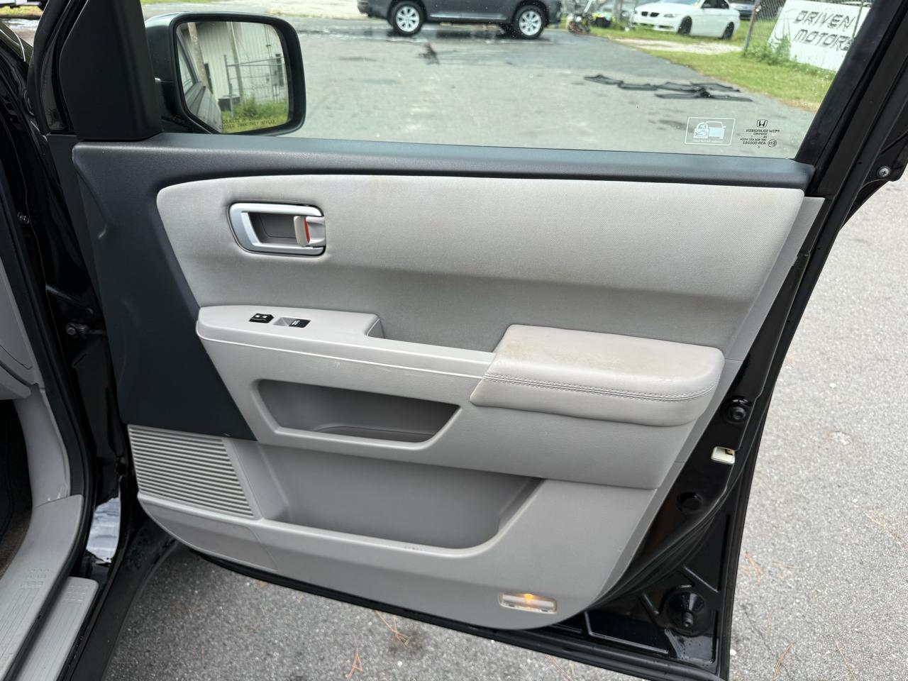Honda Pilot LX 2WD 5-Spd AT 2011