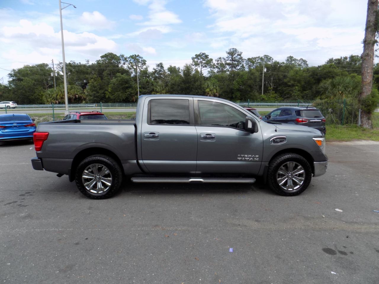 Nissan Titan SV Crew Cab 4WD 2017