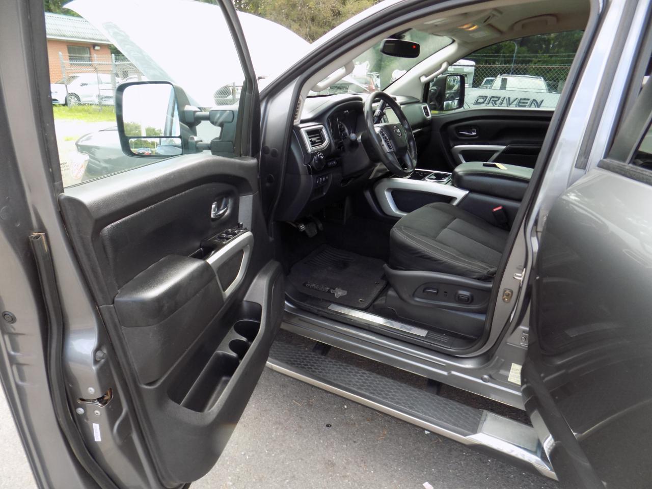 Nissan Titan SV Crew Cab 4WD 2017