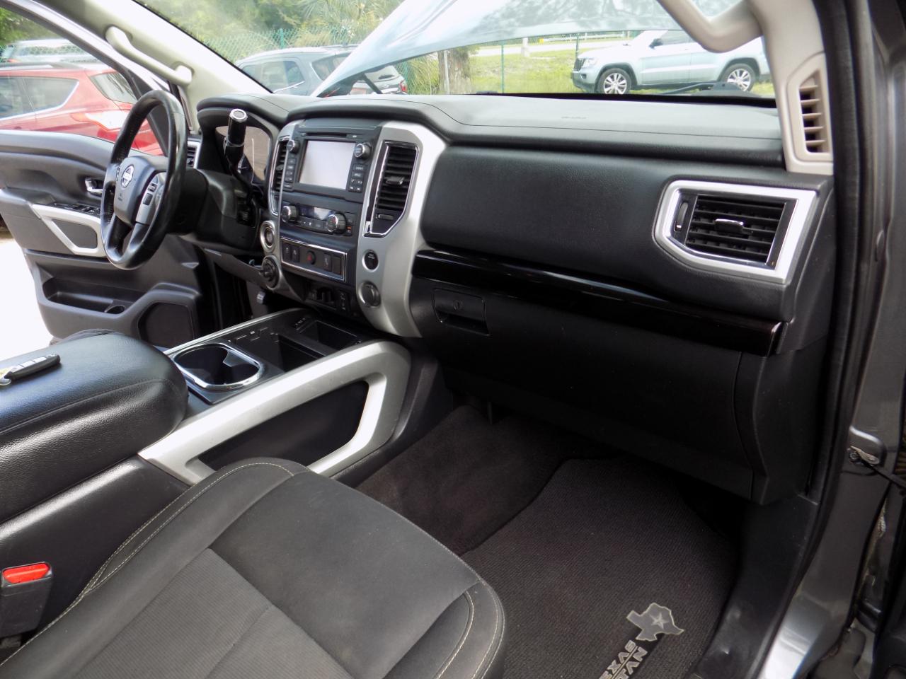 Nissan Titan SV Crew Cab 4WD 2017