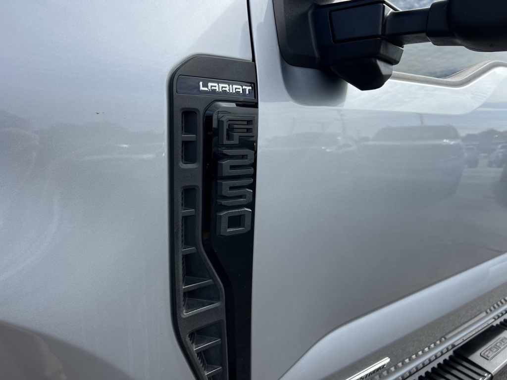 Ford F-250 SD Lariat Crew Cab 4WD 2023 Ford F-250 SD Lariat Crew Cab 4WD 2023