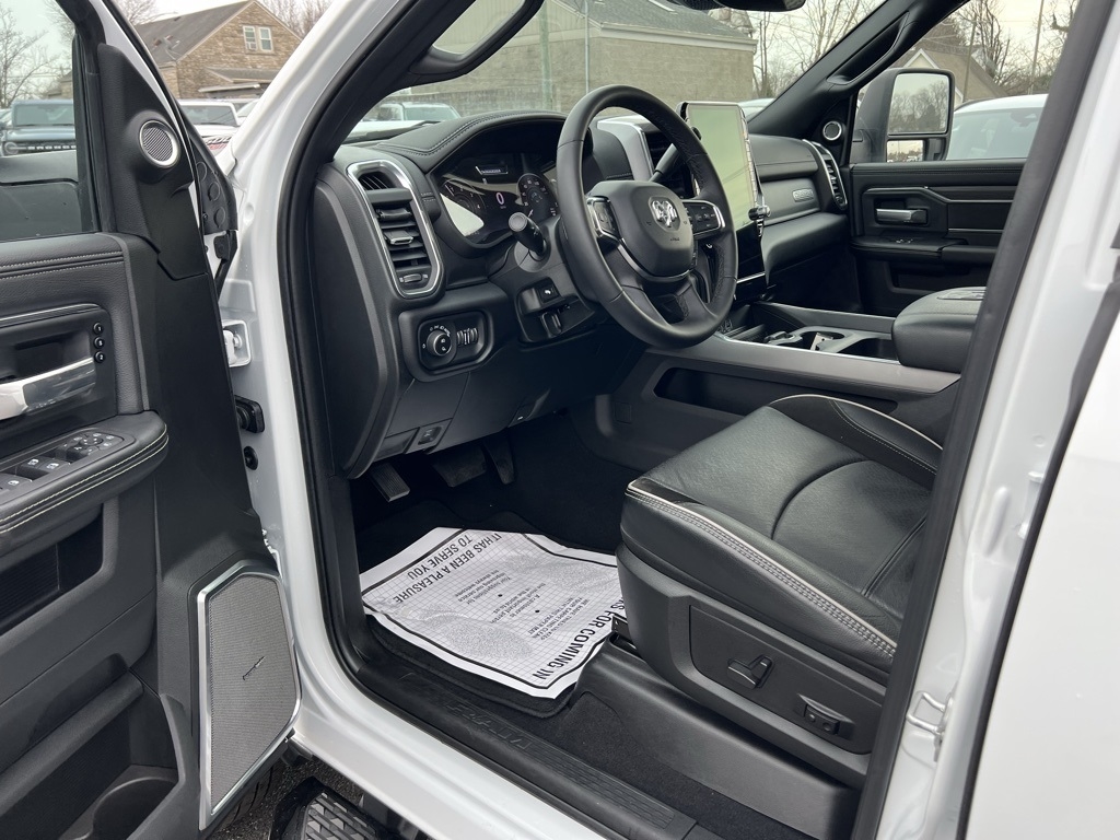 RAM 3500 Laramie Mega Cab 4WD DRW 2025