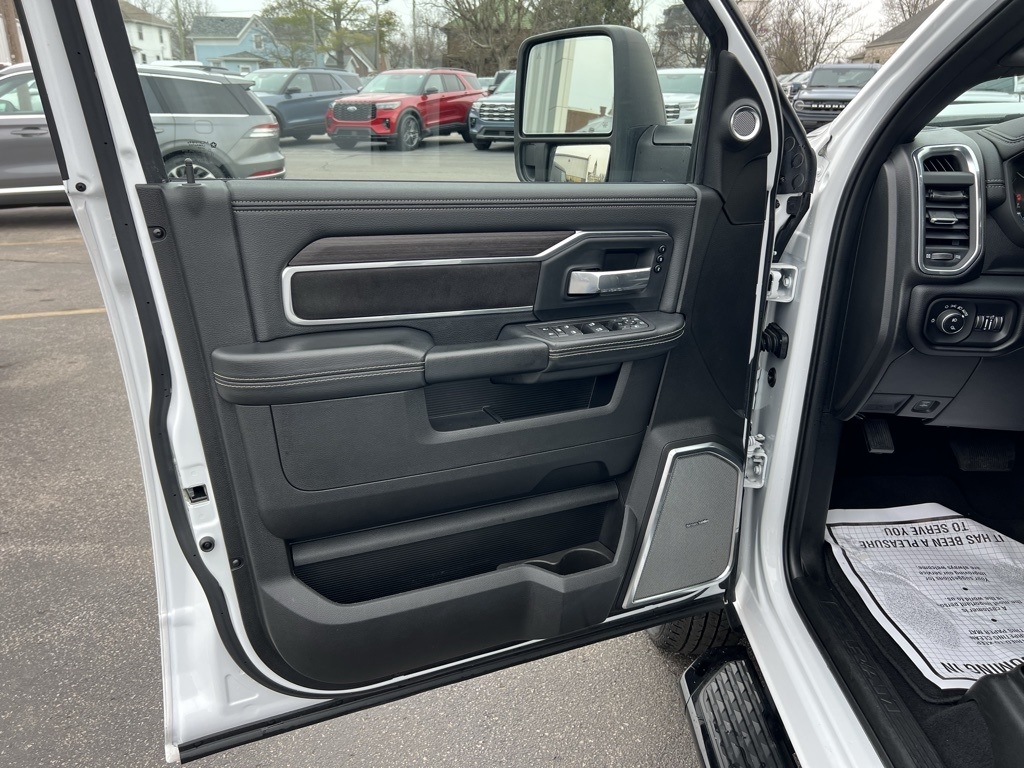 RAM 3500 Laramie Mega Cab 4WD DRW 2025