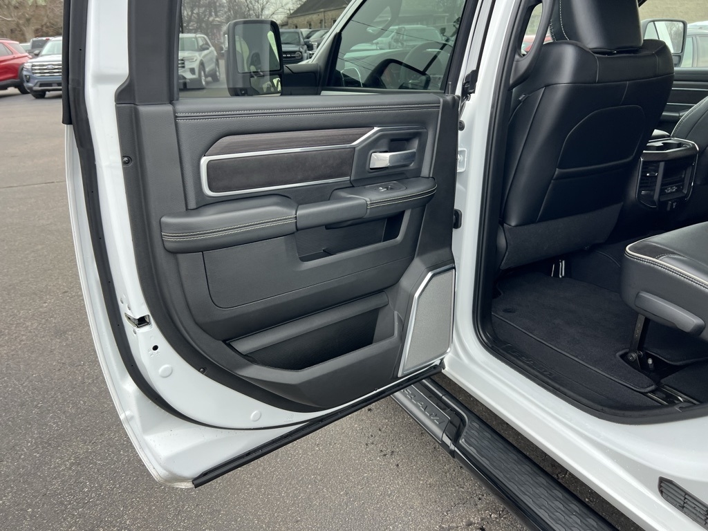 RAM 3500 Laramie Mega Cab 4WD DRW 2025