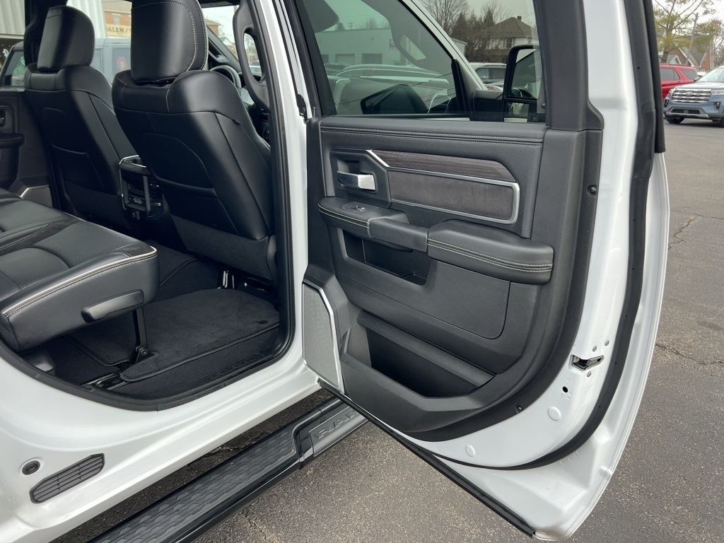 RAM 3500 Laramie Mega Cab 4WD DRW 2025