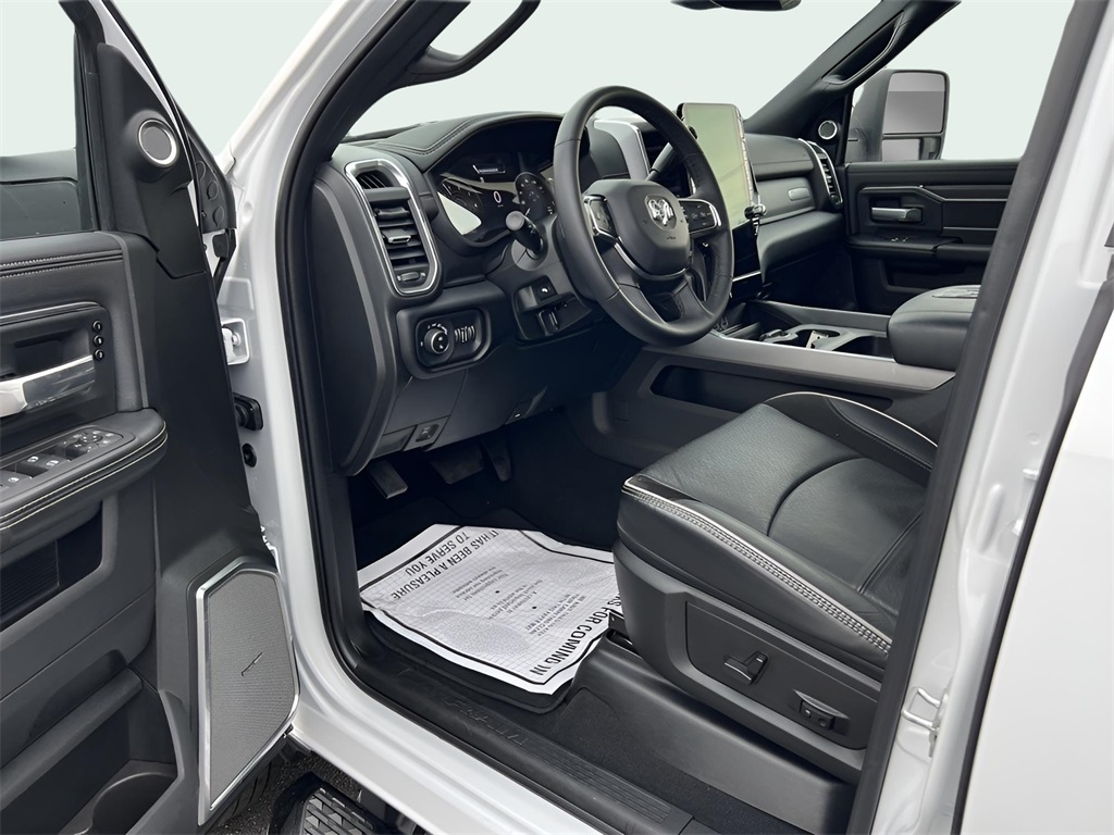 RAM 3500 Laramie Mega Cab 4WD DRW 2025