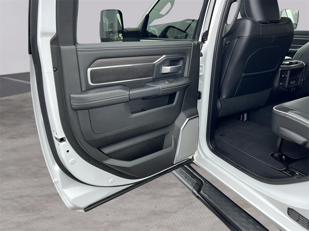 RAM 3500 Laramie Mega Cab 4WD DRW 2025