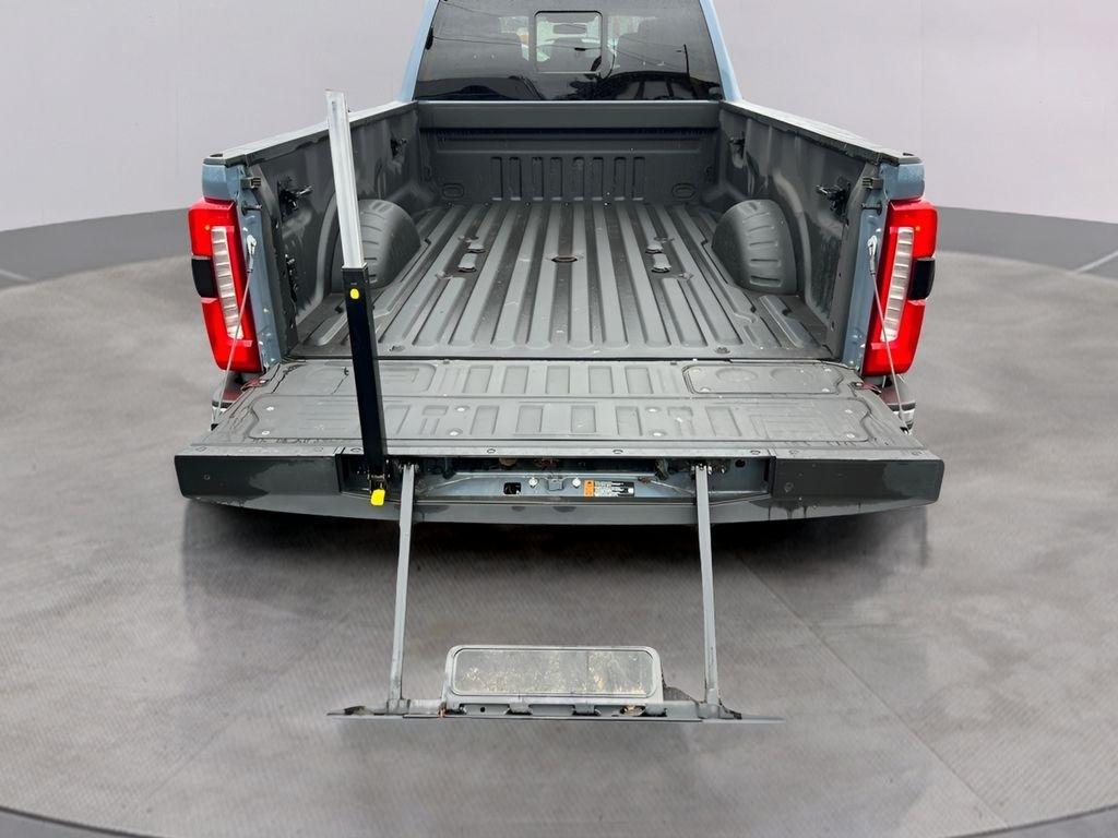 Ford F-350 SD King Ranch Crew Cab Long Bed DRW 4WD 2023