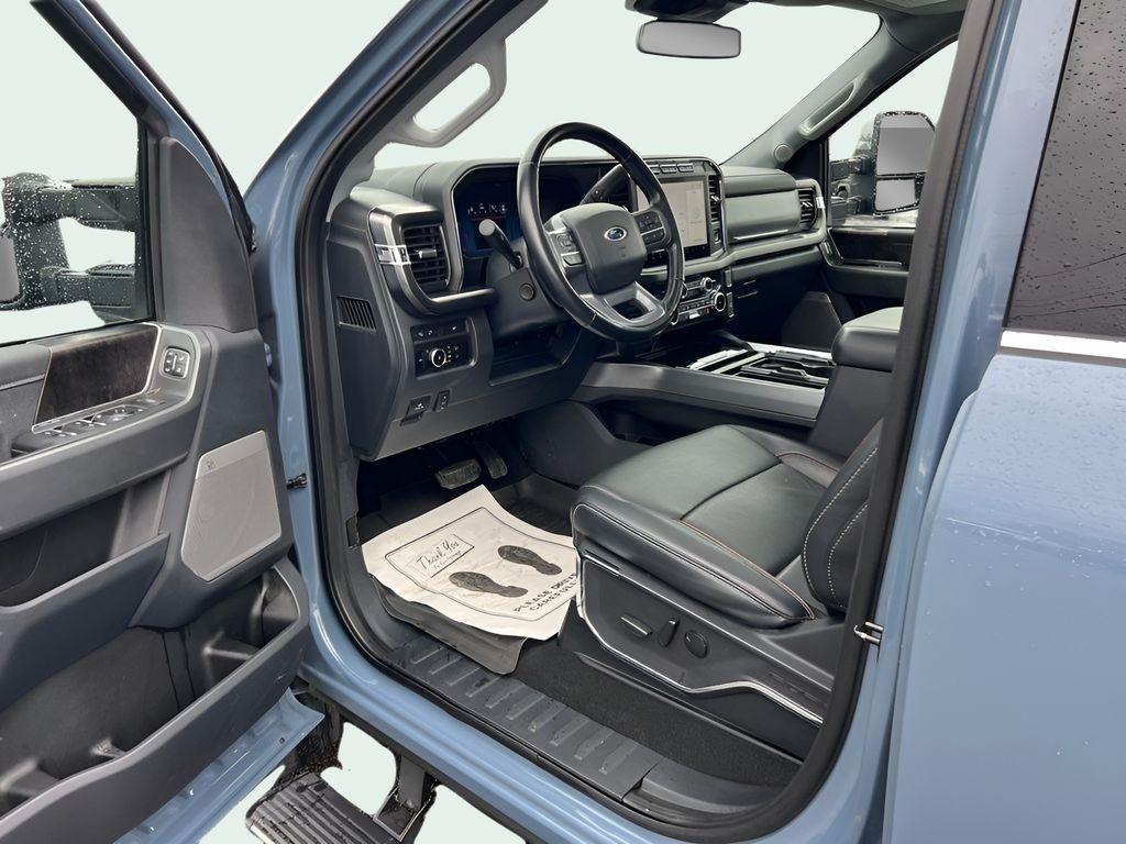 Ford F-350 SD King Ranch Crew Cab Long Bed DRW 4WD 2023