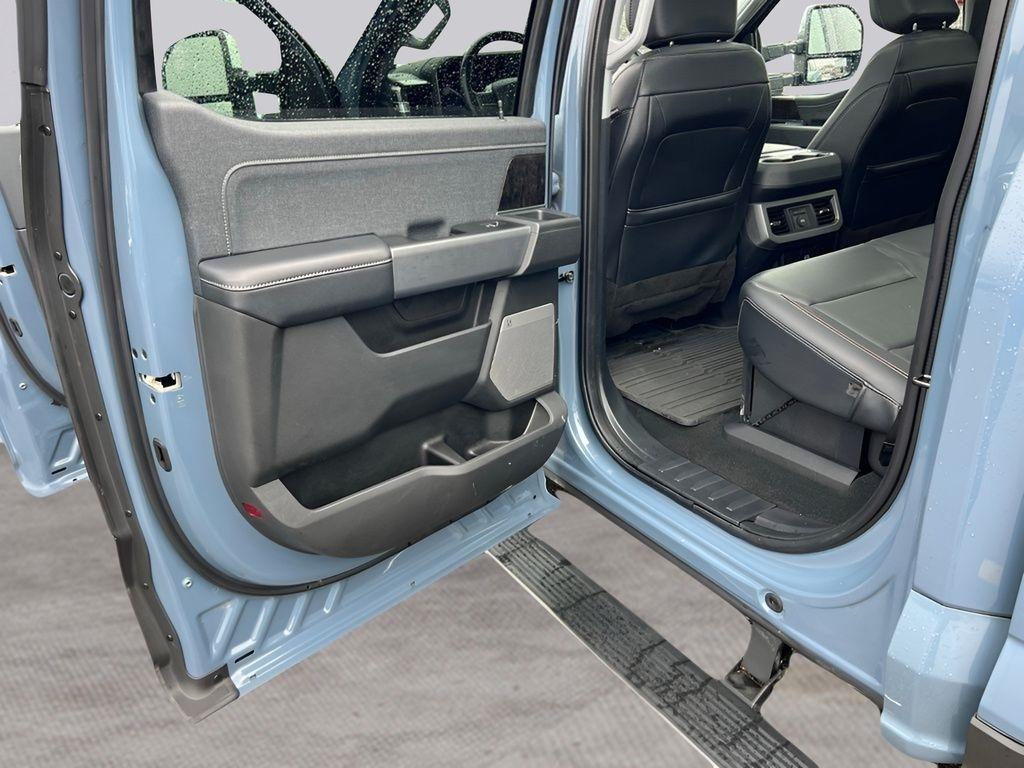 Ford F-350 SD King Ranch Crew Cab Long Bed DRW 4WD 2023