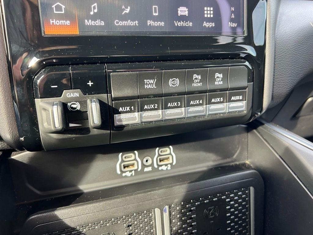 RAM 3500 Big Horn Crew Cab LWB 4WD DRW 2025