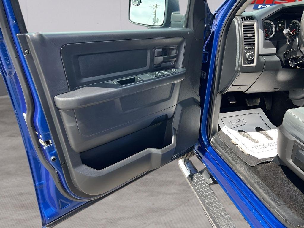 RAM 1500 Tradesman Crew Cab SWB 4WD 2016