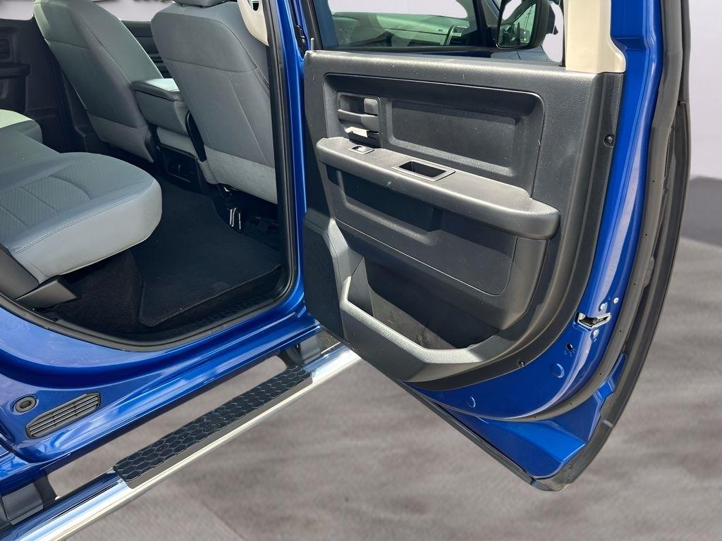 RAM 1500 Tradesman Crew Cab SWB 4WD 2016