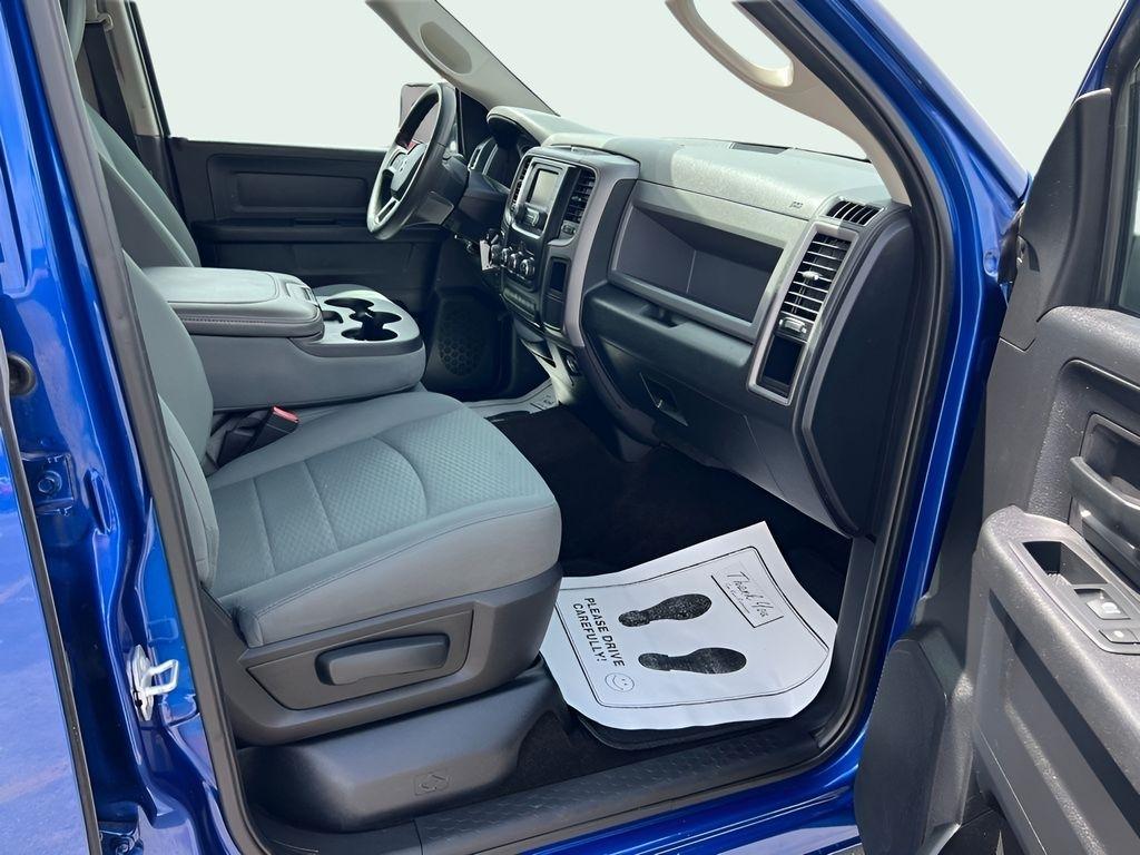 RAM 1500 Tradesman Crew Cab SWB 4WD 2016